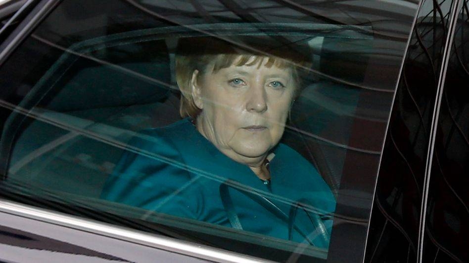 German Chancellor and leader of the Christian Democratic Union (CDU) Angela Merkel sits in her limousine as she leaves the first round of coalition talks between Germany's conservative (CDU/CSU) parties and the Social Democratic Party (SPD) in Berlin October 23, 2013.   REUTERS/Fabrizio Bensch (GERMANY - Tags: POLITICS)