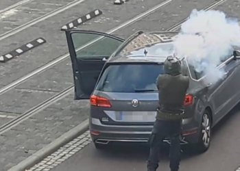 TOPSHOT - In this screenshot taken from a video by ATV-Studio Halle, a man shoots in the streets of Halle an der Saale, eastern Germany, on October 9, 2019. - At least two people were shot dead on a street in Halle, police said, with witnesses saying that a synagogue was among the gunmen's targets as Jews marked the holy day of Yom Kippur. One suspect was captured but with a manhunt ongoing for other perpetrators, security has been tightened in synagogues in other eastern German cities while Halle itself was in lockdown. (Photo by Andreas Splett / ATV-Studio Halle / AFP) / RESTRICTED TO EDITORIAL USE