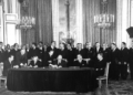 Bundeskanzler Konrad Adenauer und der französische Staatspräsident Charles de Gaulle unterzeichneten am 22.1.1963 im Pariser Elysée-Palast einen Vertrag über die deutsch-französische Zusammenarbeit, der politische Konsultationen beider Regierungen und eine verstärkte Zusammenarbeit in der Außen- und Verteidigungspolitik sowie in Erziehungs- und Jugendfragen festgelegt. Regelmäßige Treffen zwischen den Regierungschefs und den zuständigen Ressortministern beider Länder sollen die praktische Durchführung des Vertrages gewährleisten. Im Bild (v.l.n.r.) am Tisch: Bundesminister des Auswärtigen, Dr. Gerhard Schröder, Bundeskanzler Konrad Adenauer, Staatspräsident Charles de Gaulle, Premierminister Georges Pompidou und der französische Außenminister Maurice Couve de Murville