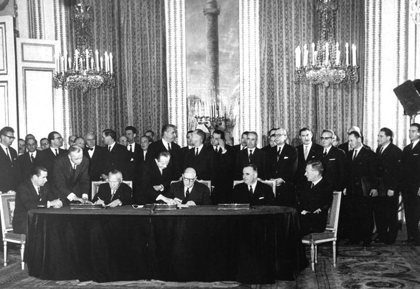 Bundeskanzler Konrad Adenauer und der französische Staatspräsident Charles de Gaulle unterzeichneten am 22.1.1963 im Pariser Elysée-Palast einen Vertrag über die deutsch-französische Zusammenarbeit, der politische Konsultationen beider Regierungen und eine verstärkte Zusammenarbeit in der Außen- und Verteidigungspolitik sowie in Erziehungs- und Jugendfragen festgelegt. Regelmäßige Treffen zwischen den Regierungschefs und den zuständigen Ressortministern beider Länder sollen die praktische Durchführung des Vertrages gewährleisten. Im Bild (v.l.n.r.) am Tisch: Bundesminister des Auswärtigen, Dr. Gerhard Schröder, Bundeskanzler Konrad Adenauer, Staatspräsident Charles de Gaulle, Premierminister Georges Pompidou und der französische Außenminister Maurice Couve de Murville